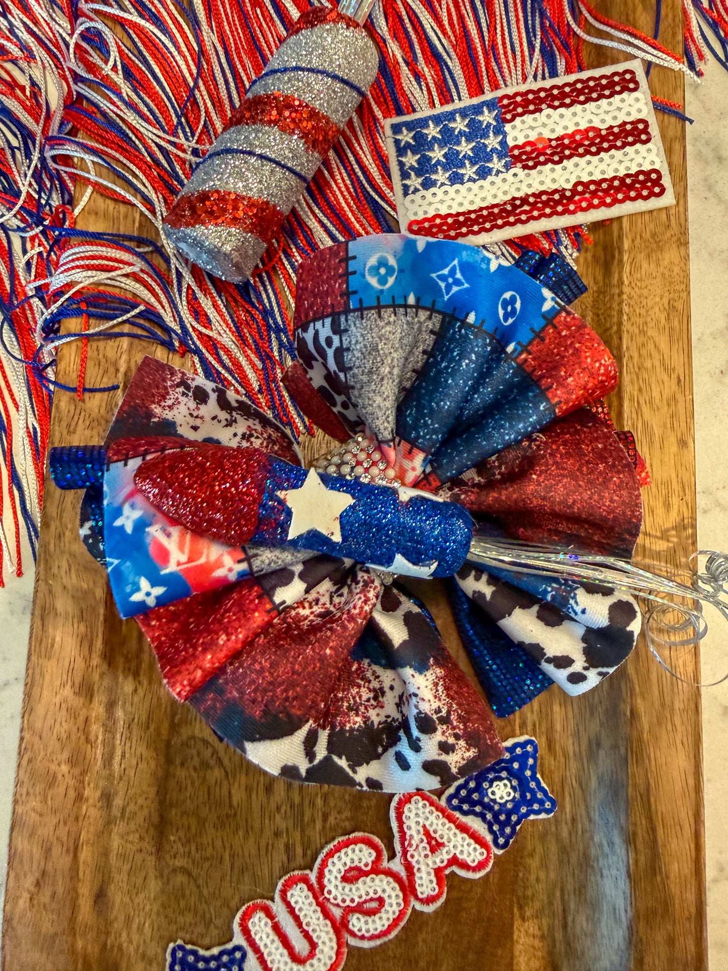 LV Shredded Bow + Firework Center